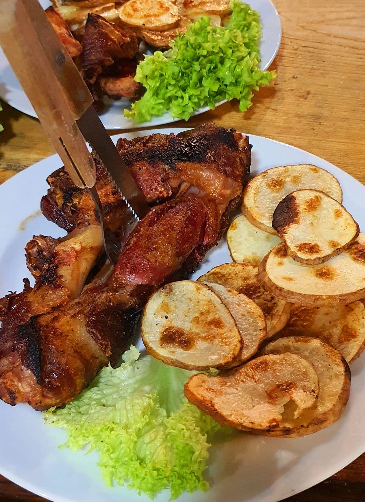 Coaste de porc afumate la cuptor, fotografiate cu garnitură de cartofi