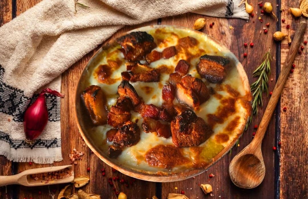 Mămăligă în paturi cu brânză de burduf și carne de porc
